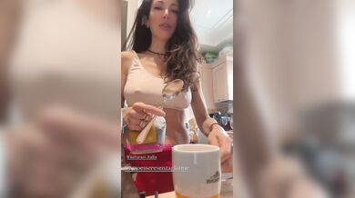 Maria Monse capezzoli duri come chiodi