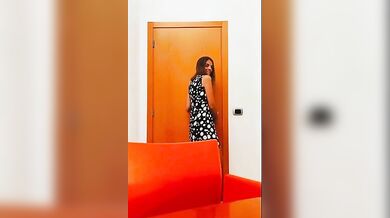 Sveltina in ufficio con la segretaria