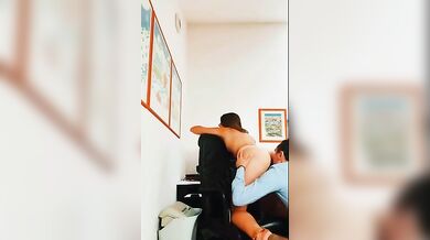 Sveltina in ufficio con la segretaria