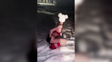 Pompino fidanzata in montagna sulla neve