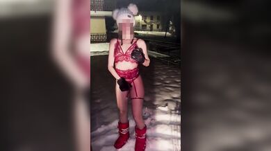 Pompino fidanzata in montagna sulla neve