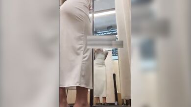 Ragazza italiana esibizionista si masturba e squirta in camerino