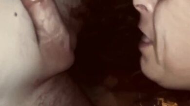 Succhia cazzo piccolo del suo cornuto