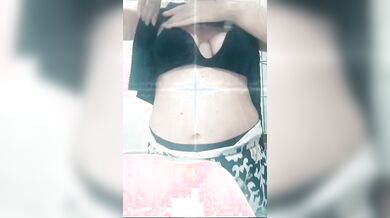 Cicciona esce le tettone e le palpeggia