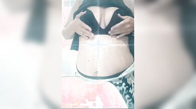 Cicciona esce le tettone e le palpeggia