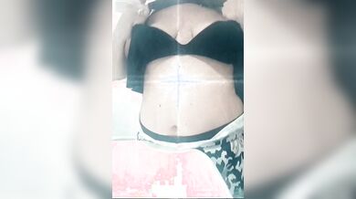 Cicciona esce le tettone e le palpeggia