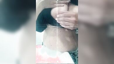 Cicciona esce le tettone e le palpeggia