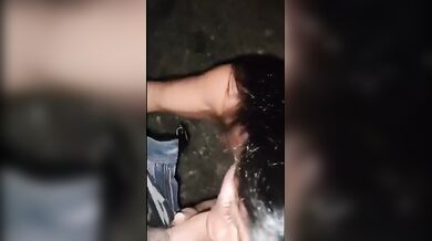 Scopata sul cofano dell'auto nell'area di sosta