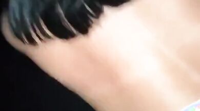 Scopata sul cofano dell'auto nell'area di sosta