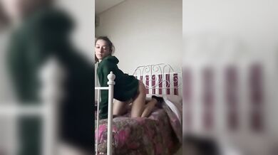 Studentessa si masturba vogliosa