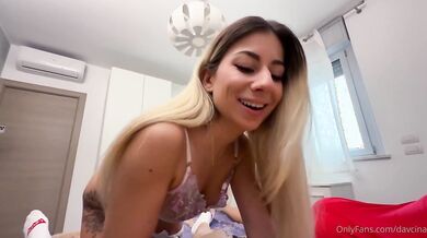 Pompino ad amico davanti al fidanzato cornuto che si sega