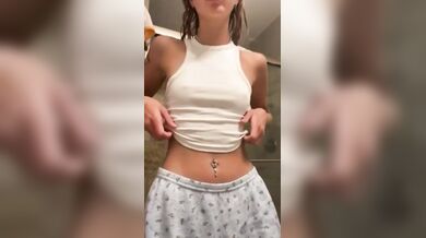 Studentessa mostra le tettine