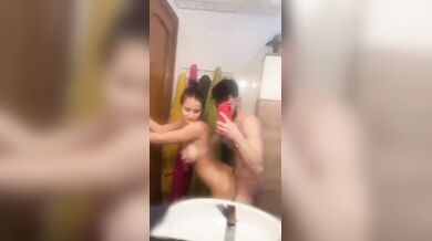 Sesso in bagno giovane coppia fidanzati