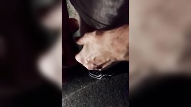 Portata a farsi scopare dal bull nel parcheggio