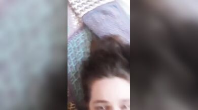 Lavo la faccia alla giovane fidanzata