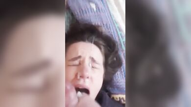 Lavo la faccia alla giovane fidanzata