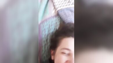 Lavo la faccia alla giovane fidanzata