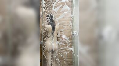 Fidanzata ripresa mentre fa la doccia