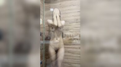 Fidanzata ripresa mentre fa la doccia