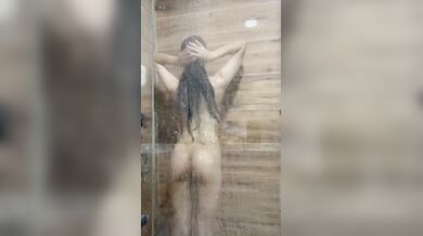 Fidanzata ripresa mentre fa la doccia