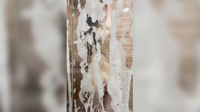 Fidanzata ripresa mentre fa la doccia