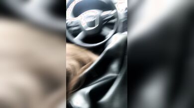 Spingendole la bocca sul mio cazzo duro in macchina