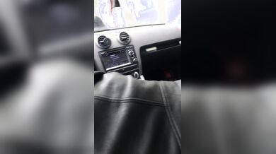 Spingendole la bocca sul mio cazzo duro in macchina