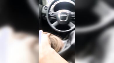 Spingendole la bocca sul mio cazzo duro in macchina