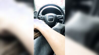 Spingendole la bocca sul mio cazzo duro in macchina