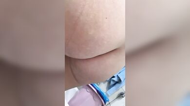 Moglie nuda in bagno fica bella depilata