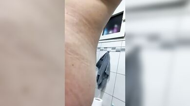 Moglie nuda in bagno fica bella depilata