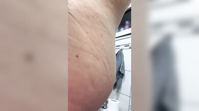 Moglie nuda in bagno fica bella depilata