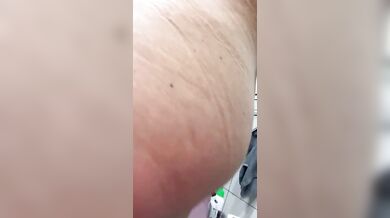 Moglie nuda in bagno fica bella depilata