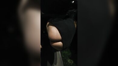 Moglie piscia sul marciapiede