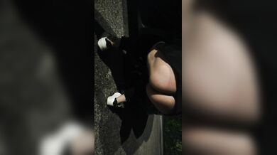 Moglie piscia sul marciapiede