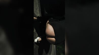 Moglie piscia sul marciapiede