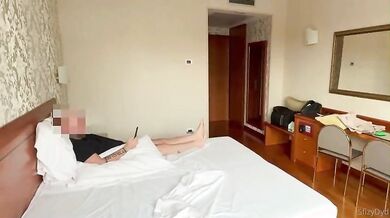 Cameriera italiana scopata da cliente