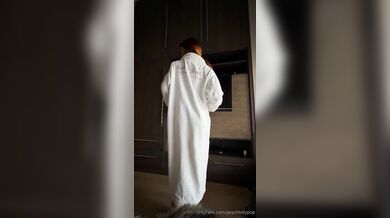 DIldo in culo per una elettrizzante passeggiata