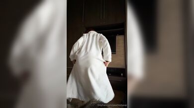 DIldo in culo per una elettrizzante passeggiata