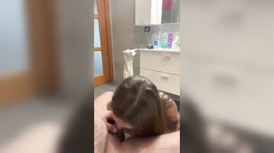 Mi fa un pompino in bagno e le inondo la faccia di sementi