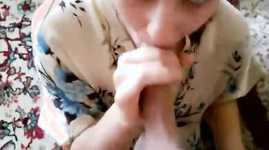 Pompino amatoriale fidanzata mora sborrata in bocca