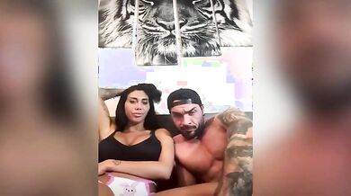 Ha il cazzo enorme è il doppio del mio braccio vedete?