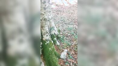 Milf italiana si masturba e squirta all'aperto