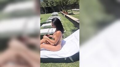 Margot profumosa sega in piscina