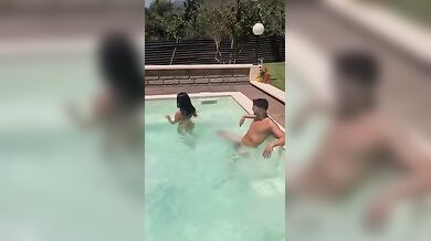 Margot profumosa sega in piscina