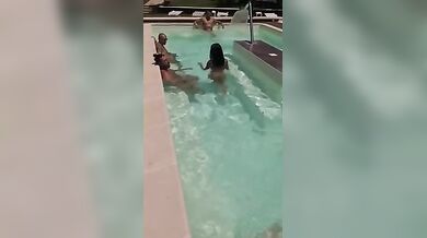 Margot profumosa sega in piscina