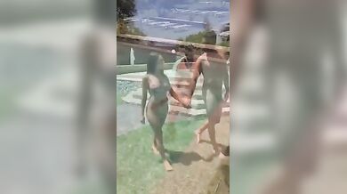 Margot profumosa sega in piscina