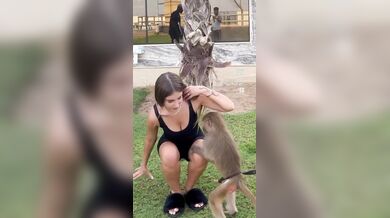 Elisa Esposito fa tirare il cazzo alla scimmietta