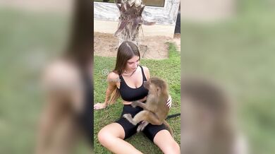 Elisa Esposito fa tirare il cazzo alla scimmietta