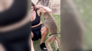 Elisa Esposito fa tirare il cazzo alla scimmietta